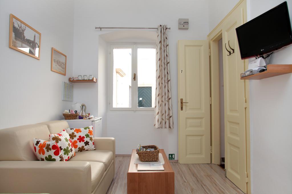 Room Mira Trogir Buitenkant foto