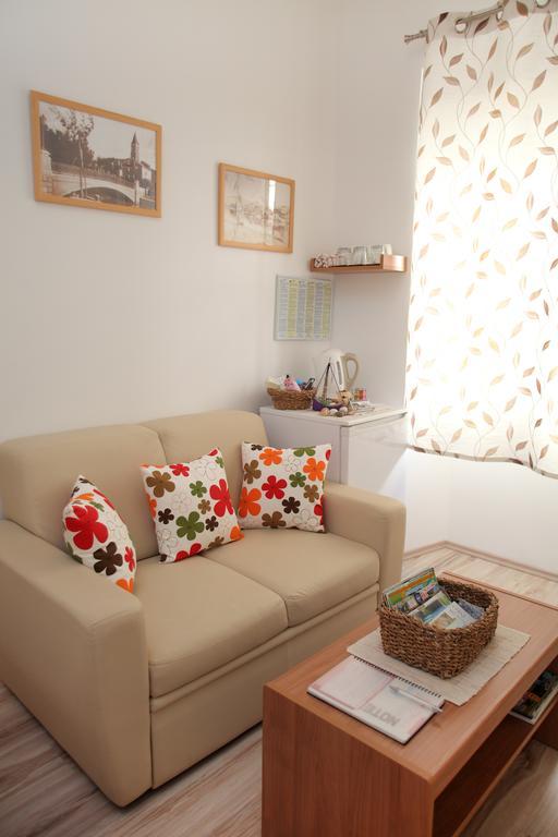 Room Mira Trogir Buitenkant foto