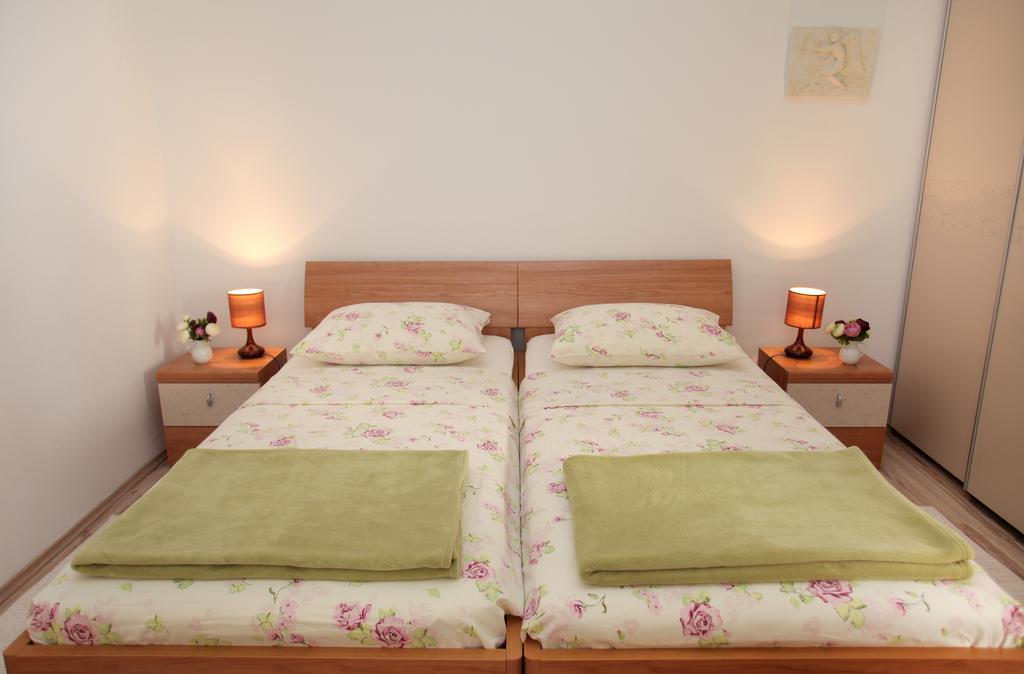 Room Mira Trogir Buitenkant foto