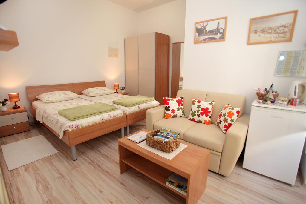 Room Mira Trogir Buitenkant foto