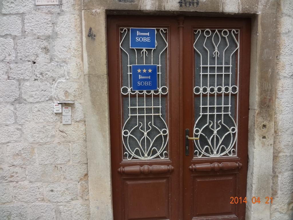 Room Mira Trogir Buitenkant foto