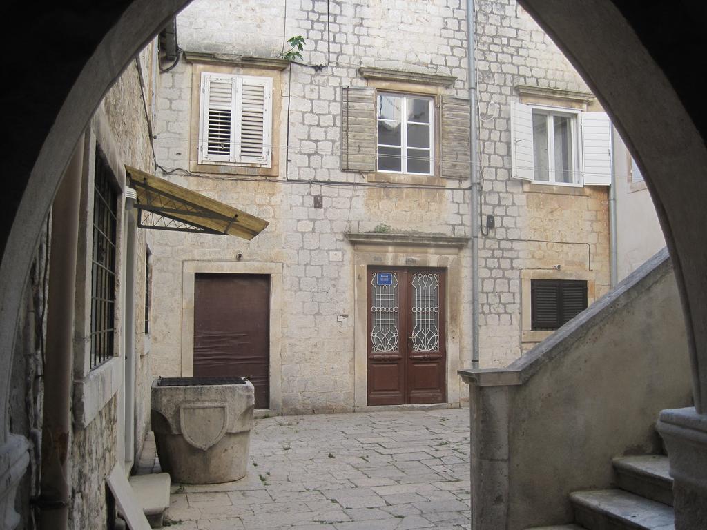 Room Mira Trogir Buitenkant foto